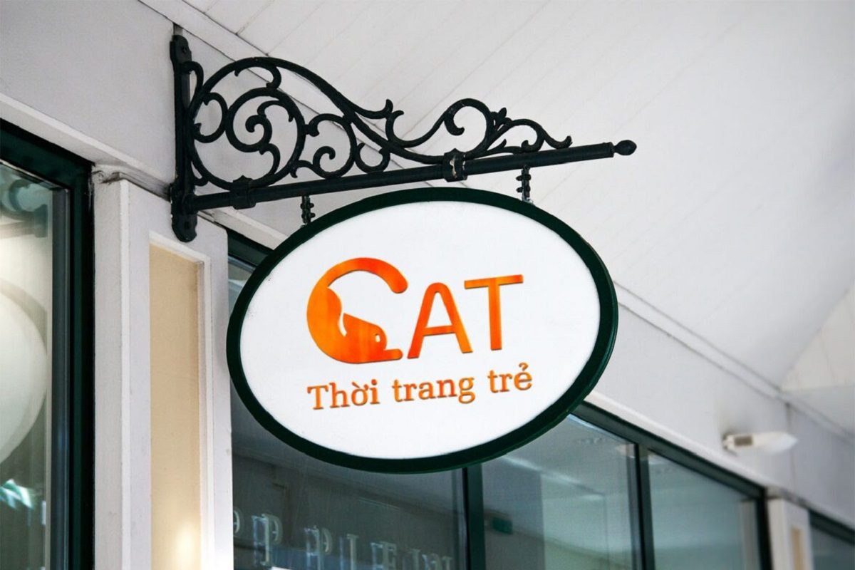 Bảng hiệu hộp đèn tròn treo trước cửa hàng tạo điểm nhấn