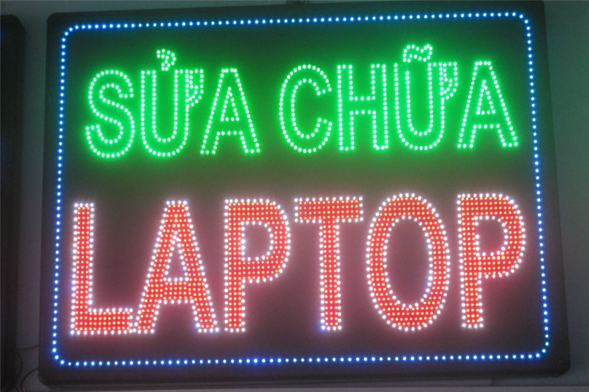 Biển LED vẫy chữ chạy quảng cáo giúp cửa hàng dễ nhận diện