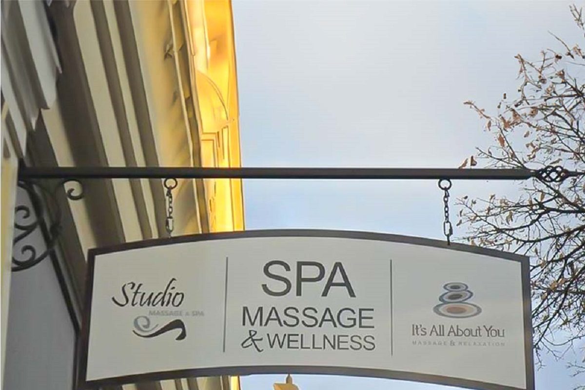 Biển LED vẫy spa - Giải pháp thu hút khách hàng hiệu quả 2 Biển LED vẫy chữ “Spa – Massage” gia công chắc chắn và thẩm mỹ