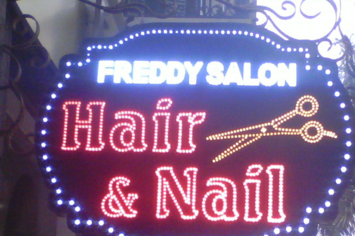 Biển LED vẫy kết hợp logo cửa hàng với hiệu ứng ánh sáng bắt mắt