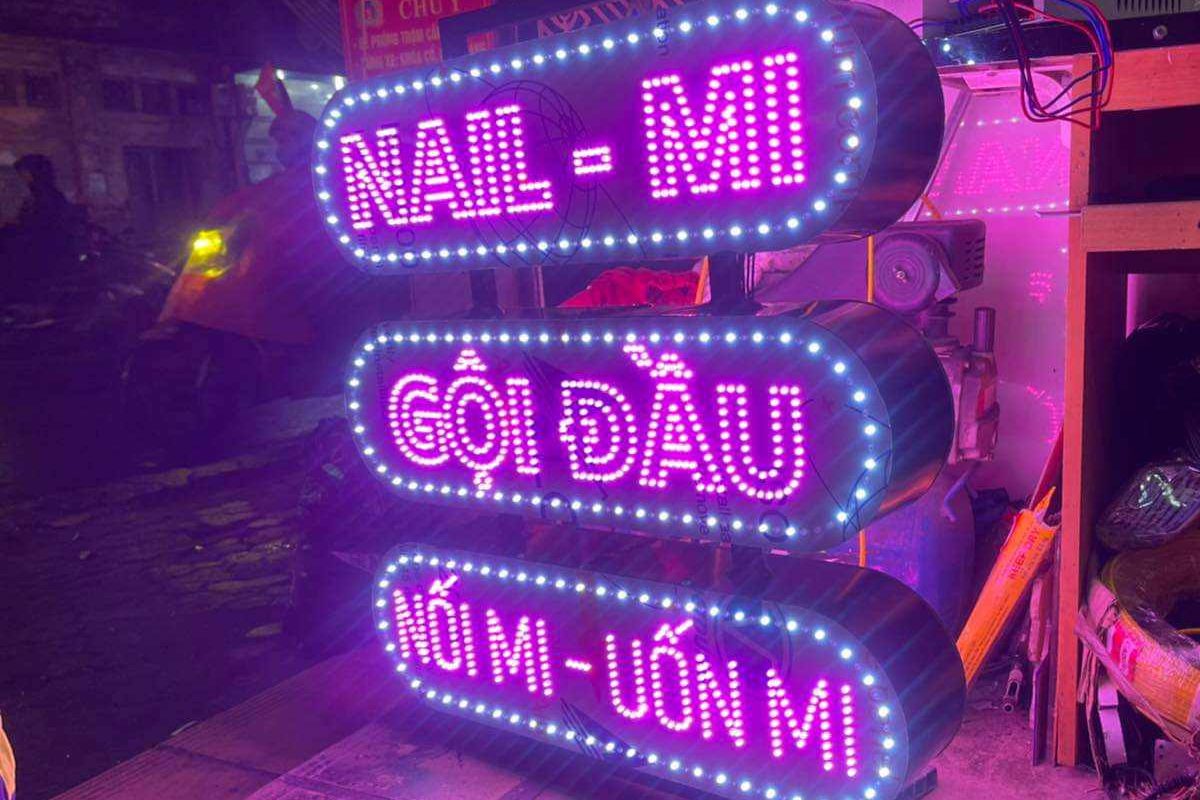 Biển vẫy đẹp, thiết kế ấn tượng cho mặt tiền