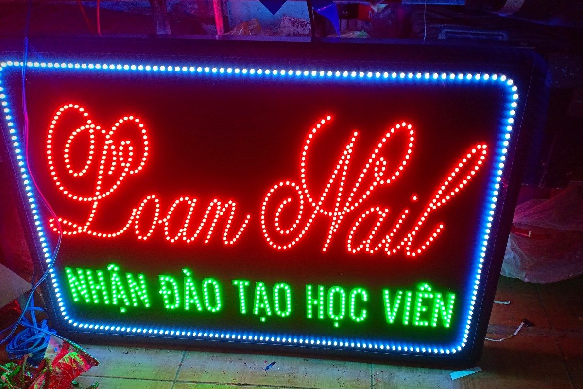 Giá bảng LED chạy chữ điện tử thường dao động từ 2.000.000 - 6.000.000 VND