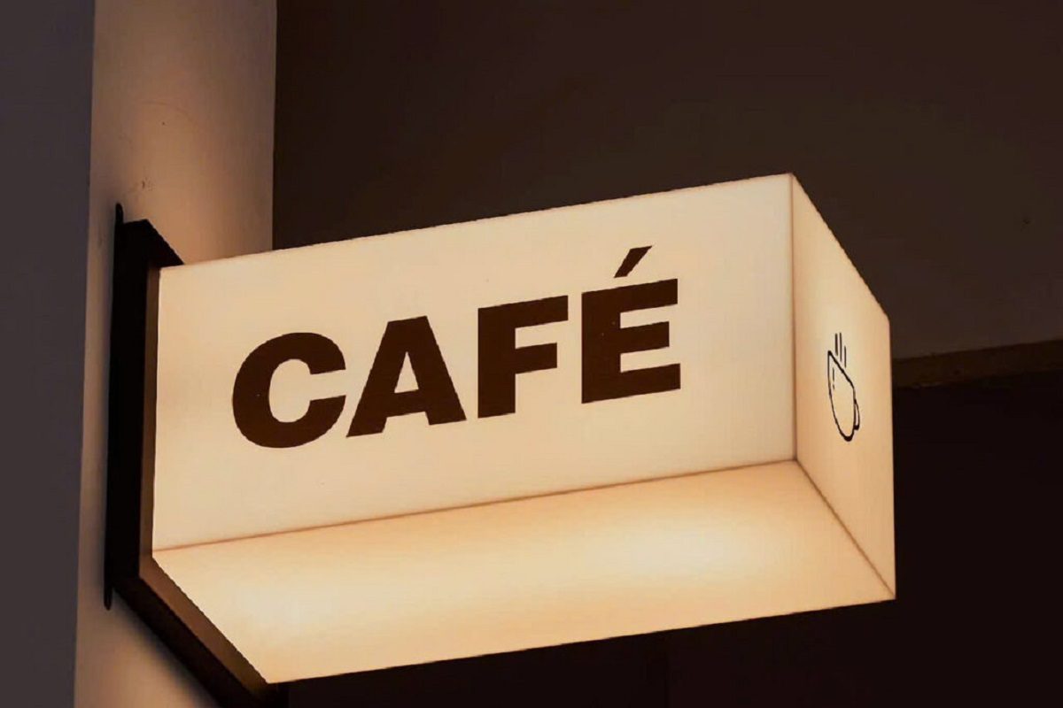 Gợi ý các loại hộp đèn LED quảng cáo đẹp nhất hiện nay 3 Hộp đèn LED hai mặt treo tường thiết kế gọn đẹp