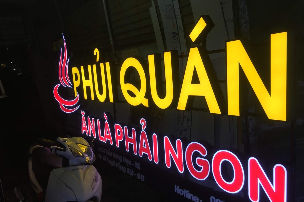 Bảng hiệu mica là gì? Làm bảng hiệu hộp đèn mica ở đâu? 2 Hộp đèn mica chữ nổi đẹp cho cửa hàng